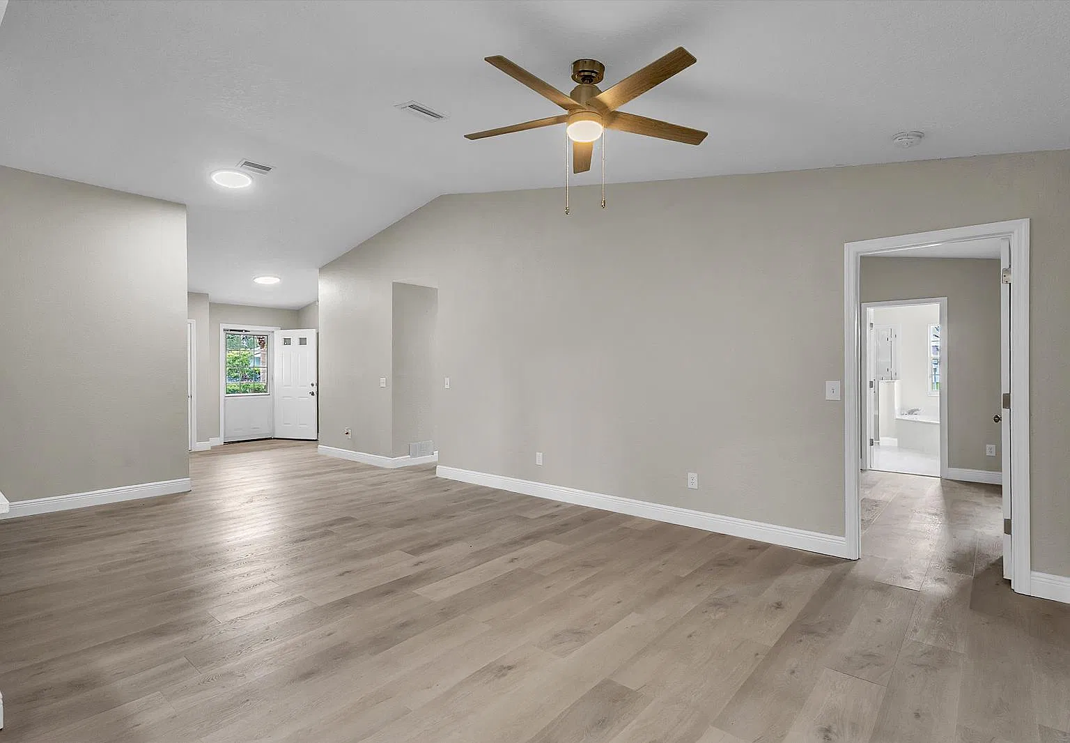 4 bed, 2294 sqft, $2,850 — Photo 3