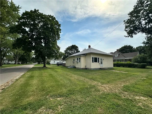 201 W 3rd St, Pana, IL 62557