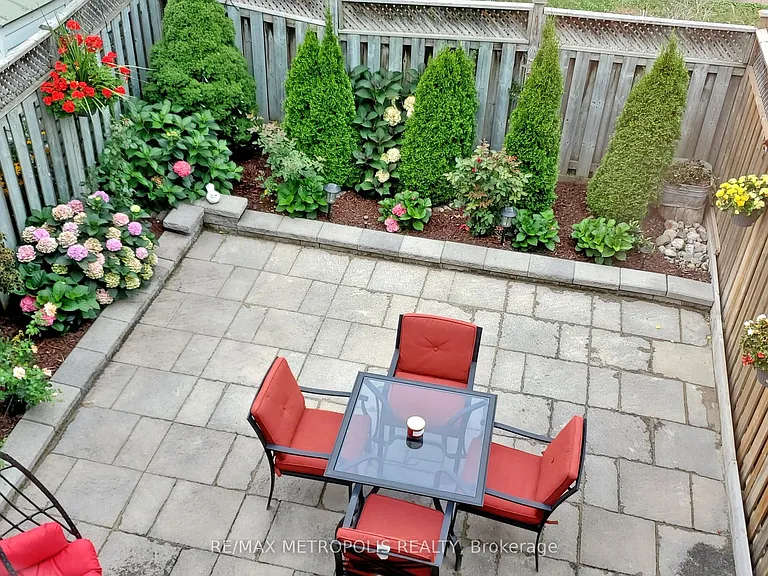 14 Piazza Cres — Photo 32