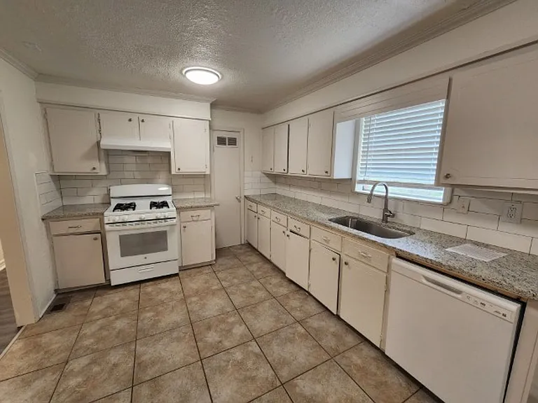 3112 Potter St — Photo 5