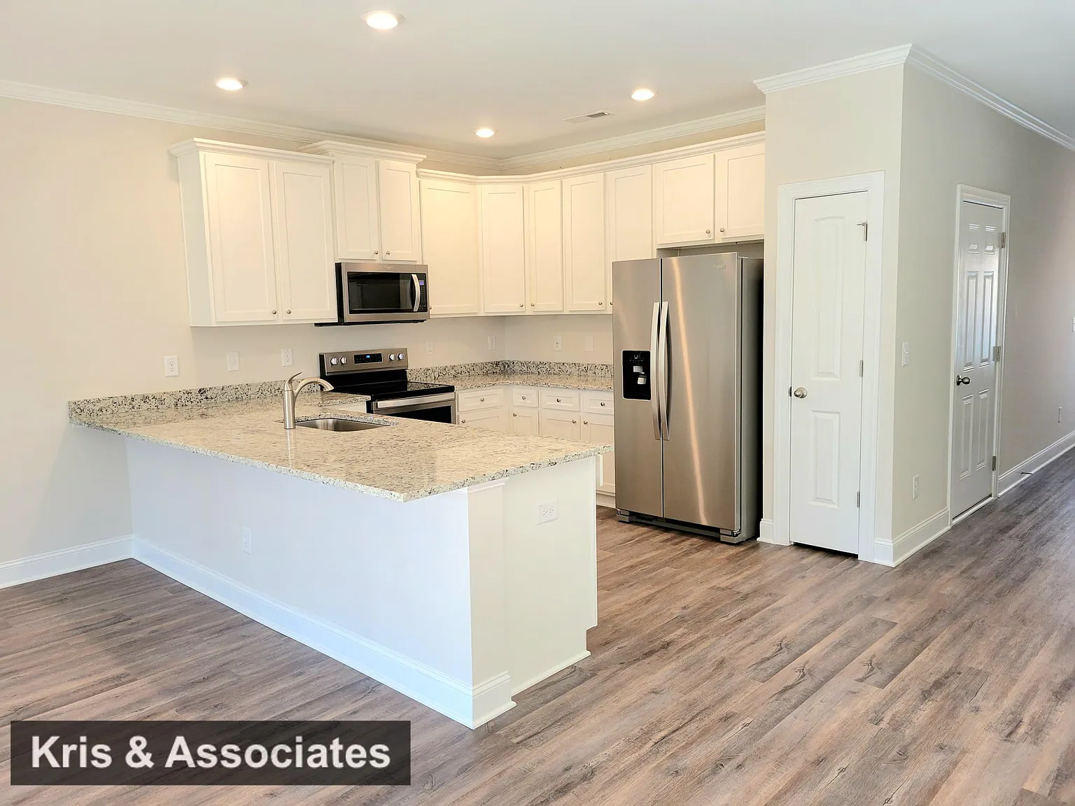 6802 Eddy Point Ln — Photo 3