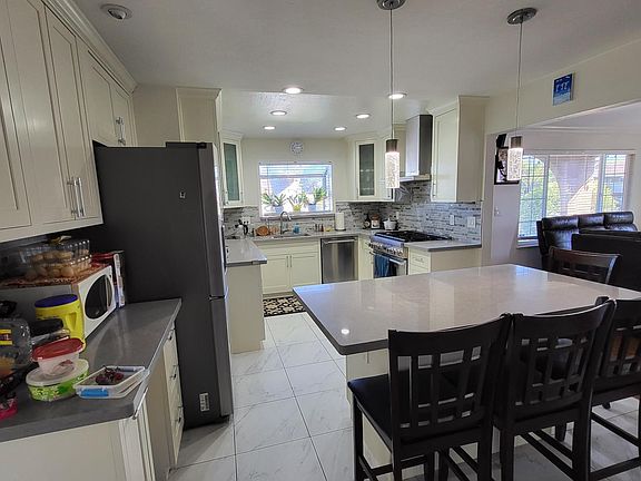 Open floor plan - fully upgraded kitchen/dining with built-in island , quartz counter tops