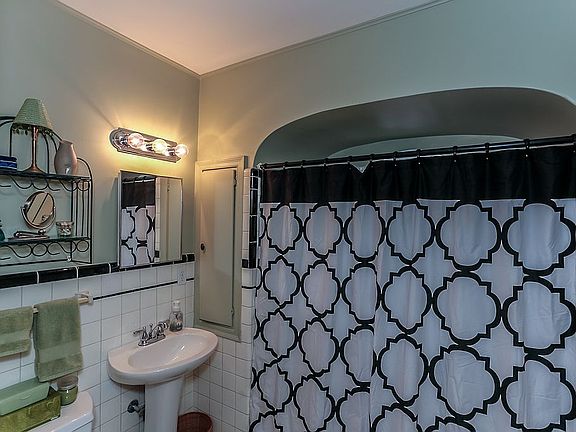 Hall Bath! New toilet/sink!