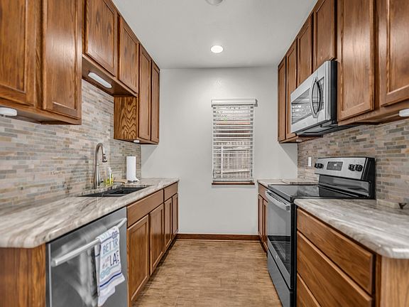 3rd image of 1011 E Lake Dr