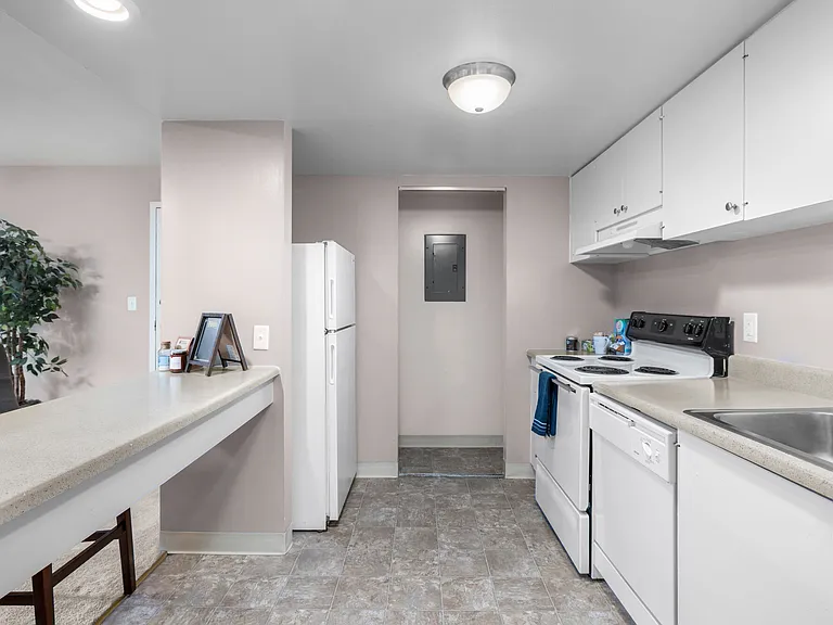 West End Terrace Apartments — Photo 36