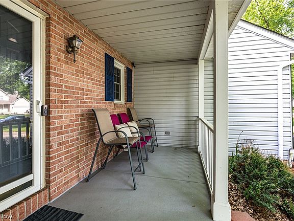 3rd image of 840 Hollyview Dr