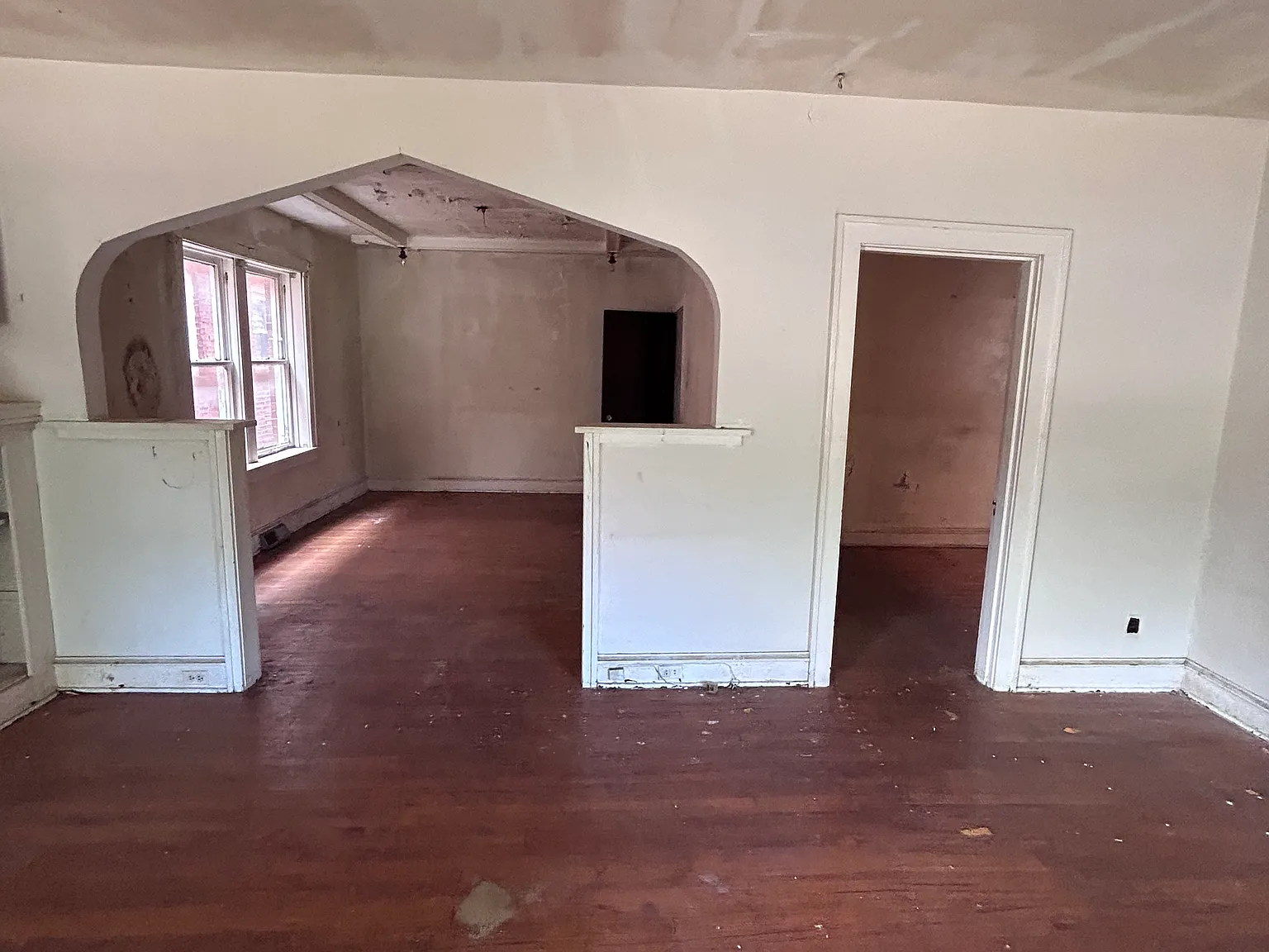 2 bed, 2496 sqft, $975 — Photo 2