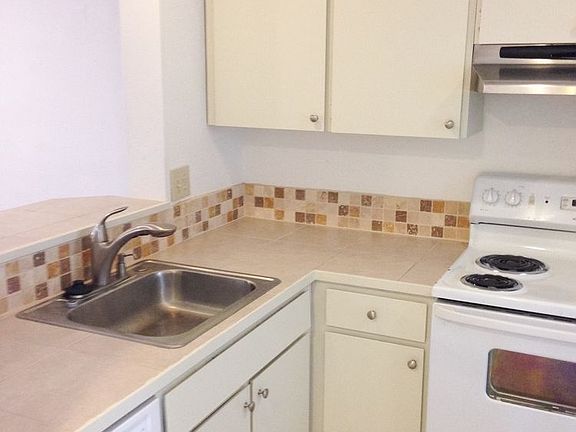 3rd image of 2524 NE 195th St APT 1