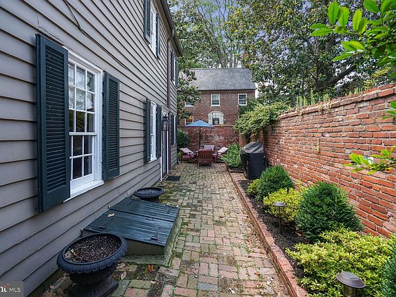 3rd image of 214 N Fairfax St