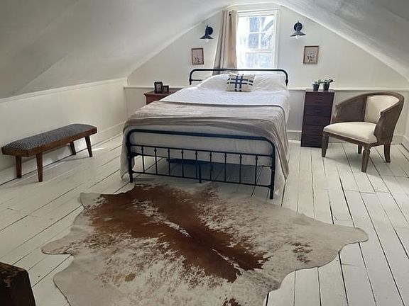 attic bedroom (queen bed)