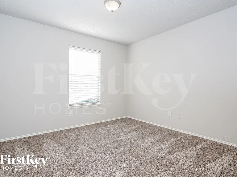 2447 Mallory Ln — Photo 12