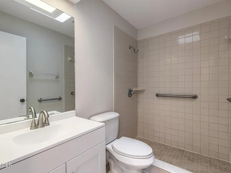 2 Nantucket Dr — Photo 31