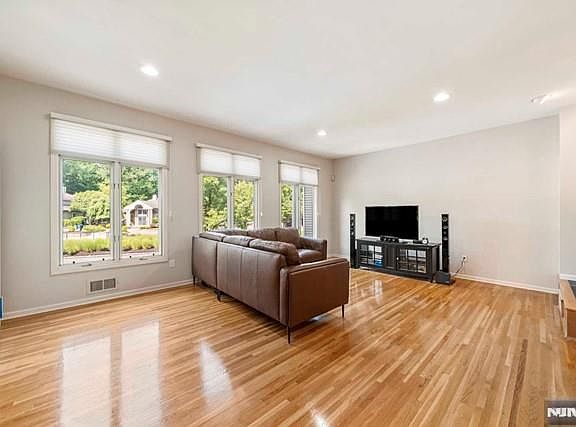 5th image of 74 Lakeview Dr #74