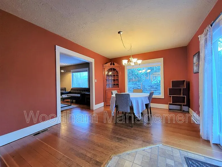 407 N Broadway Ave — Photo 9
