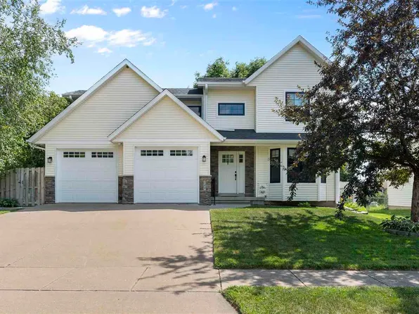 509 Brady St, Hills, IA 52235