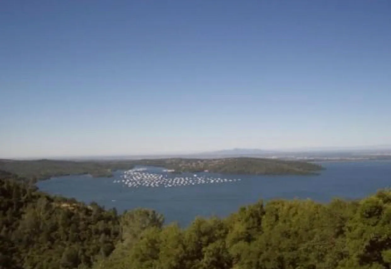 3/2 Luxury Home with 180 Degrees Lake Views — Photo 1
