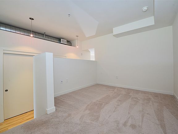 4th image of 889 Date St Unit 432