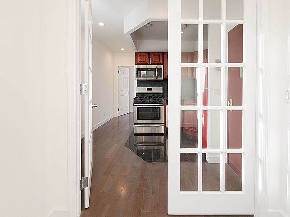 3rd image of 109 Eldridge St APT 3