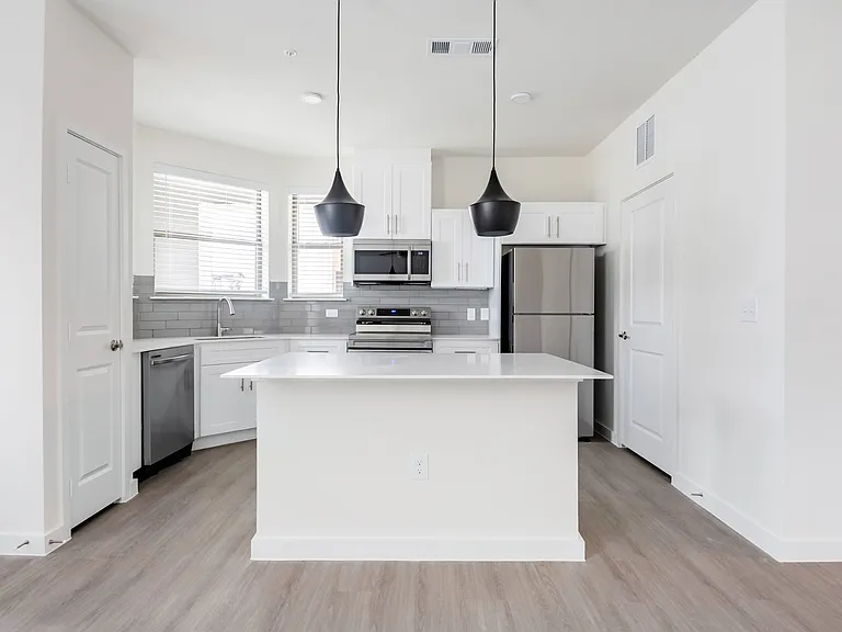 901 Rendon — Photo 7