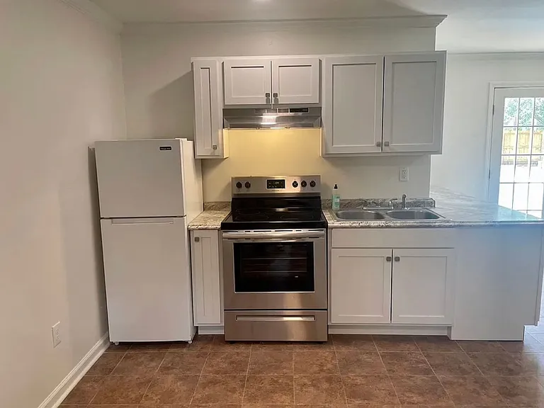 206 Challenger St — Photo 5