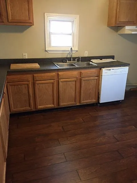 3 bed, 950 sqft, $1,200 — Photo 3