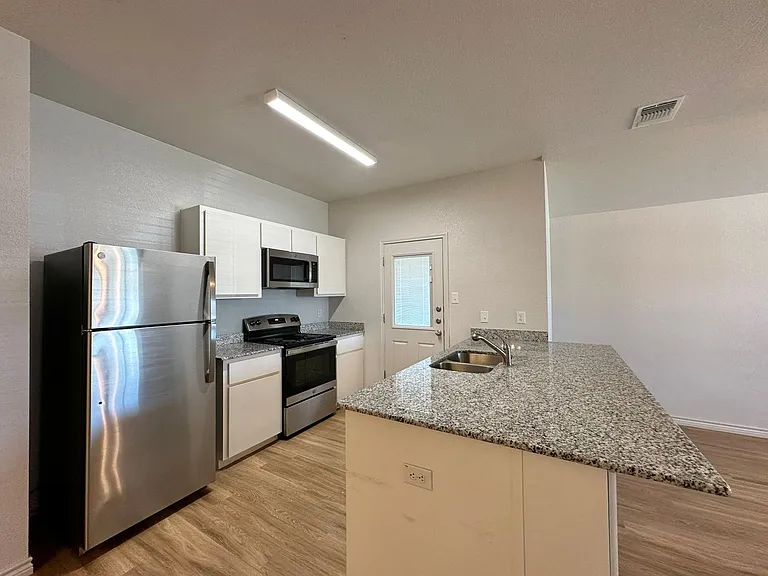 1809 Clovis Dr — Photo 7