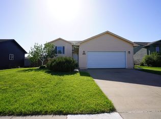 5909 S Hallow Ave, Sioux Falls, SD 57106