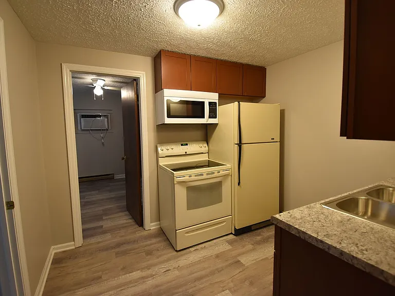 212 W East St — Photo 2