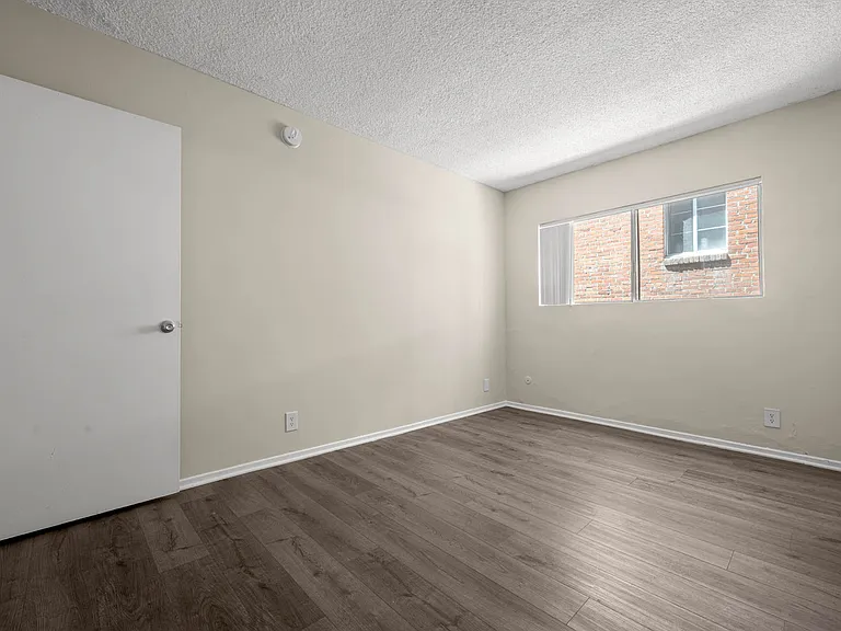 523 S Mariposa — Photo 8