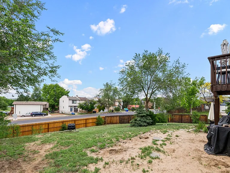 4303 Eastcrest Cir W — Photo 20