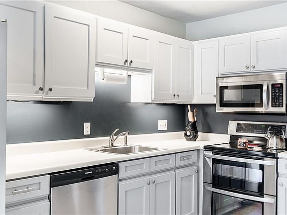 2nd image of 10 Burleigh St APT 12