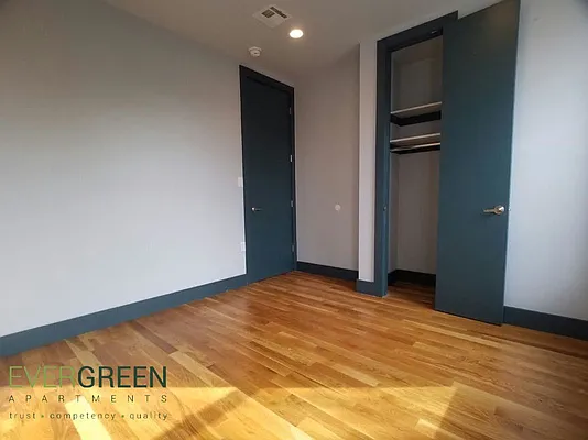 Rented by Evergreen Apartments BK | media 27