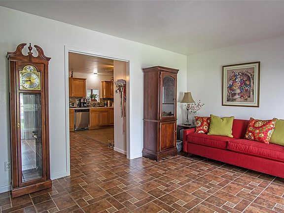 4th image of 307 Mackeral St