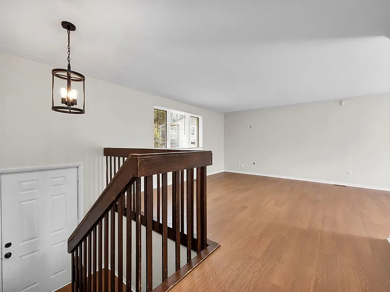 2700 Queenswood Dr — Photo 5