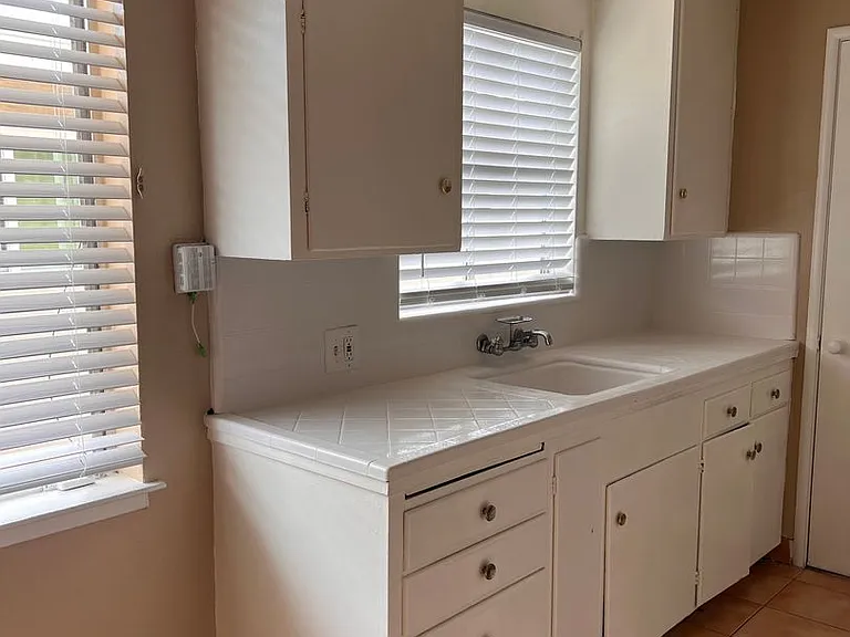 389 Clifton Ave — Photo 5