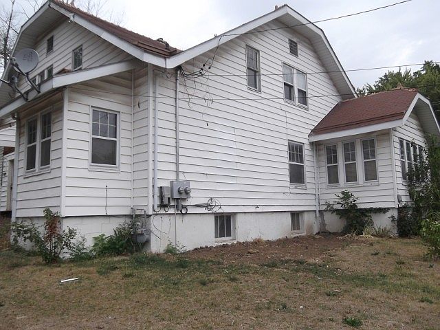 2nd image of 724 E Love St