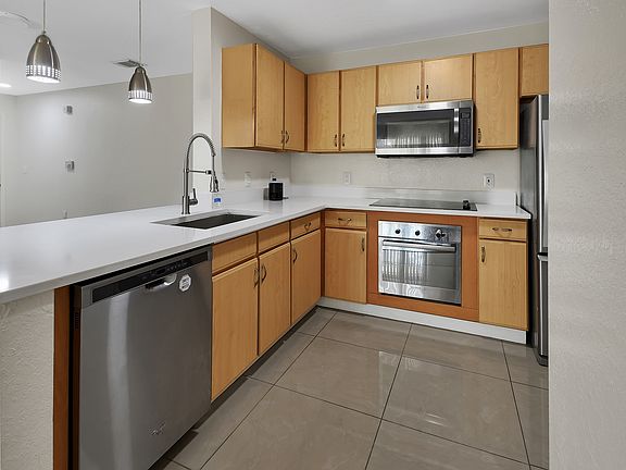4th image of 940 Village Trl APT 8-206