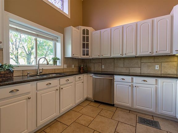 5th image of 411 Hillview Dr