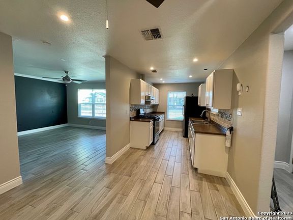 4th image of 2011 Arbor Pl