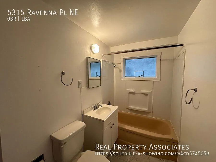 University District Apartment — Photo 4