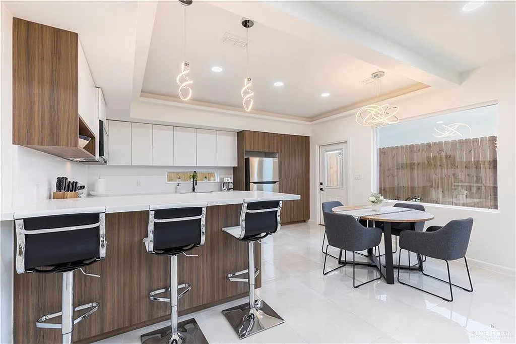 2 bed, 2.0 bath, 1021 sqft, $1,400 — Photo 4