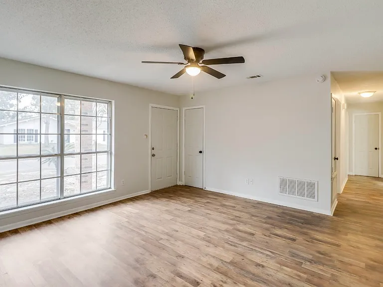 327 Dianne Dr — Photo 2