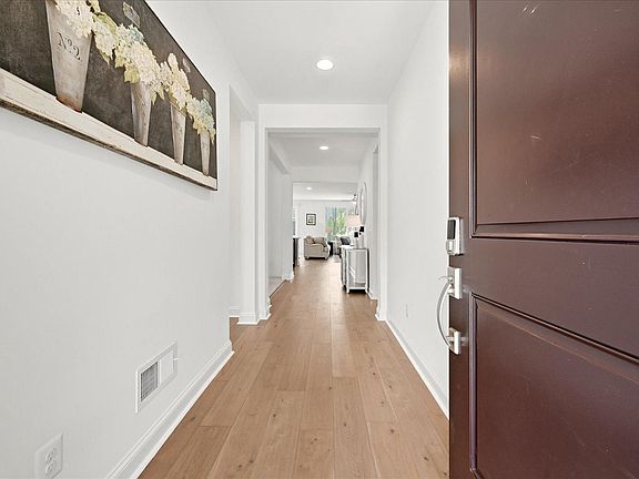 3rd image of 108 Viceroy Way