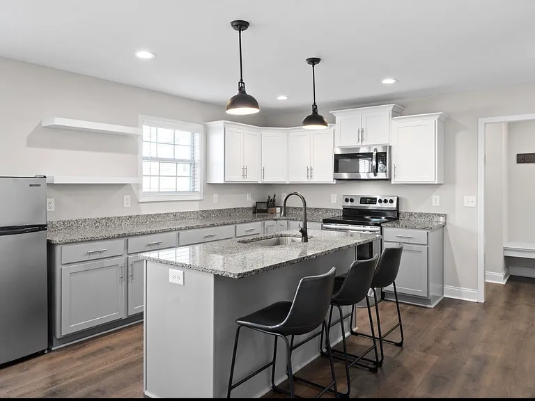 718 Banister Dr — Photo 5