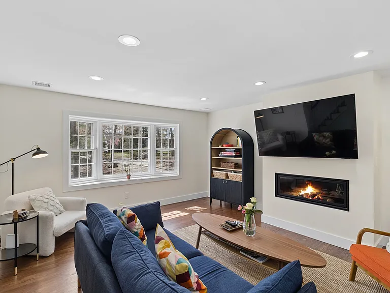 135 Pembroke Dr — Photo 11