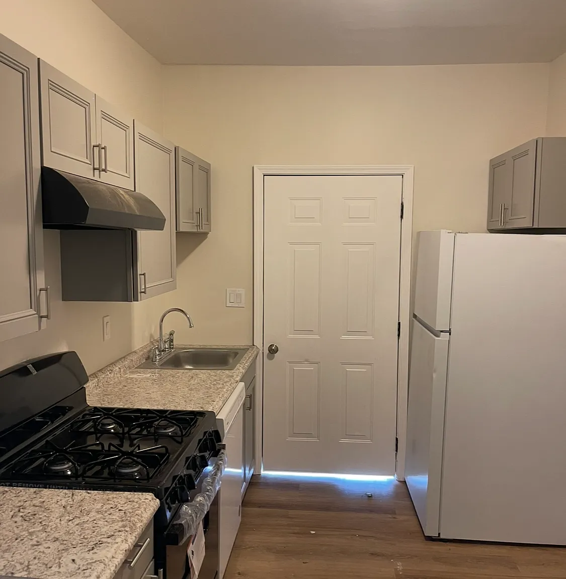 1 bed, 900 sqft, $895 — Photo 3