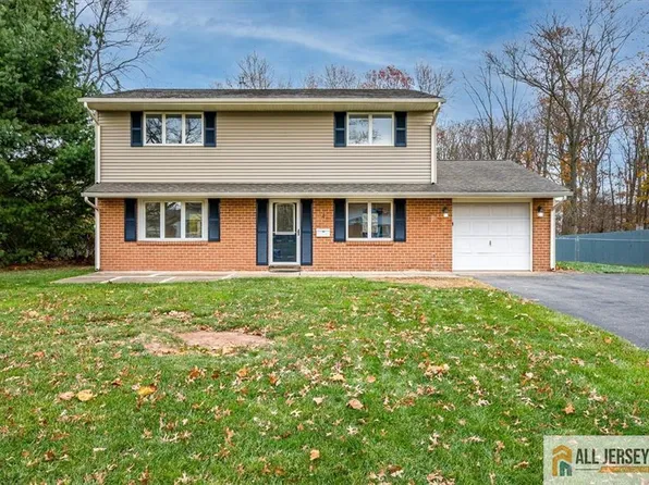 4 Dundee Rd, Kendall Park, NJ 08824