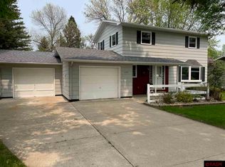 1127 W Traverse Rd, Saint Peter, MN 56082
