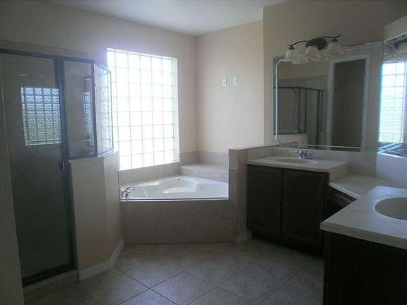 3rd image of 1563 Angler Ave