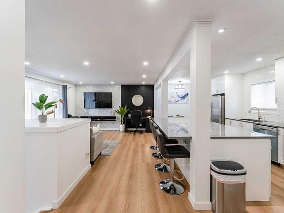 4th image of 1135 S Penrith Cres SE